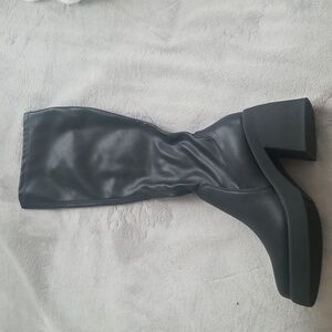 Steve madden lansing black paris boots in size 8.5